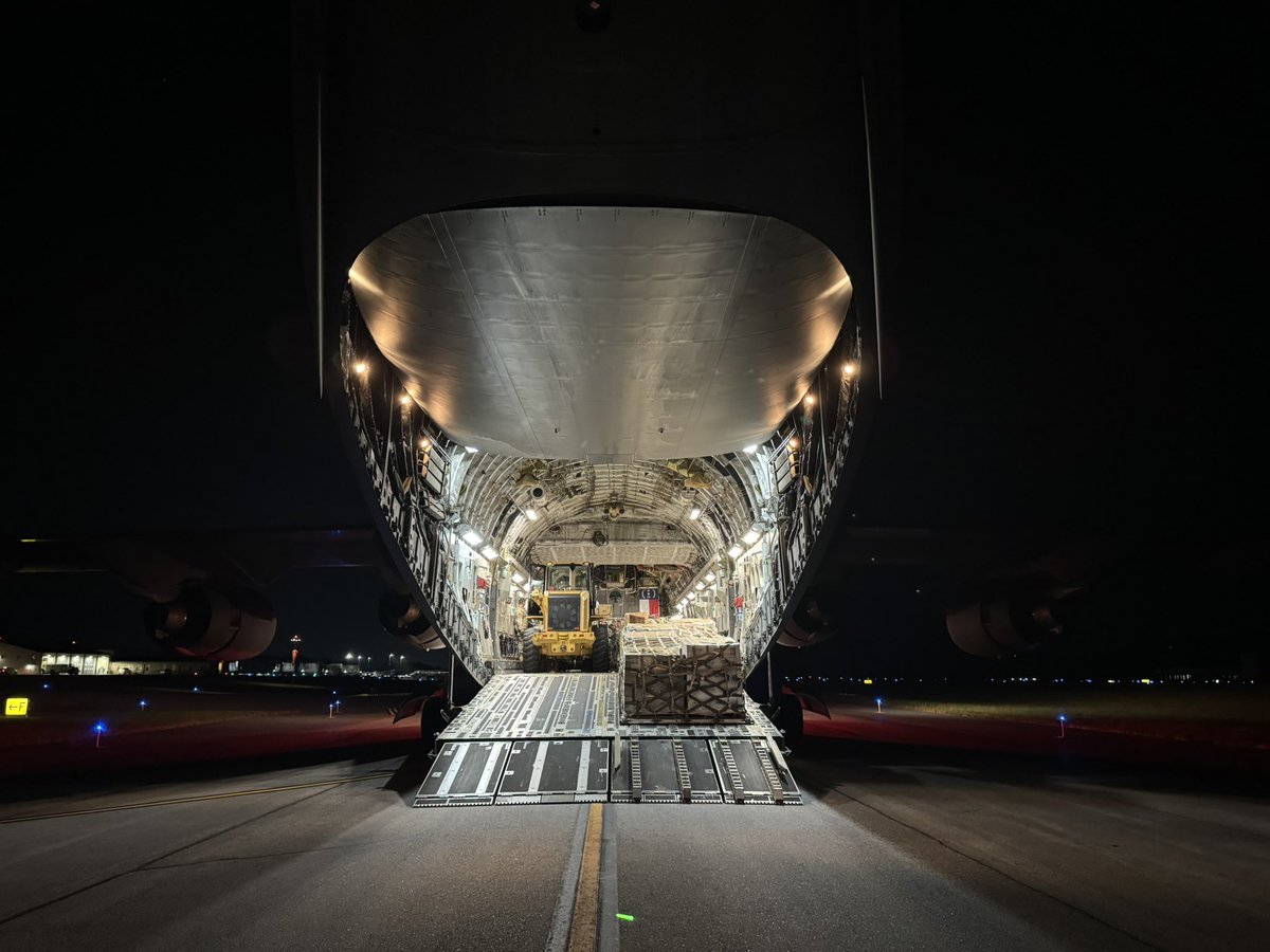 NCNationalGuard's tweet photo. @usairforce Airmen and @USArmy Soldiers deliver 80,000 pounds of food and water to a logistics hub in #Asheville, North Carolina. The pallets will be broken down by #NCNG Soldiers and Airmen and delivered with CH-47 Chinooks by the @82ndABNDiv. 

#Helene #HeleneNC #NCStrong https://t.co/v5JtuHfFkk