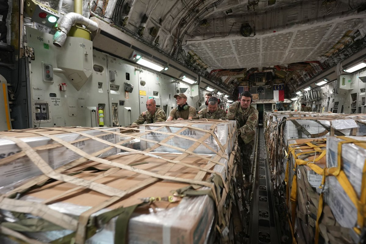 NCNationalGuard's tweet photo. @usairforce Airmen and @USArmy Soldiers deliver 80,000 pounds of food and water to a logistics hub in #Asheville, North Carolina. The pallets will be broken down by #NCNG Soldiers and Airmen and delivered with CH-47 Chinooks by the @82ndABNDiv. 

#Helene #HeleneNC #NCStrong https://t.co/v5JtuHfFkk
