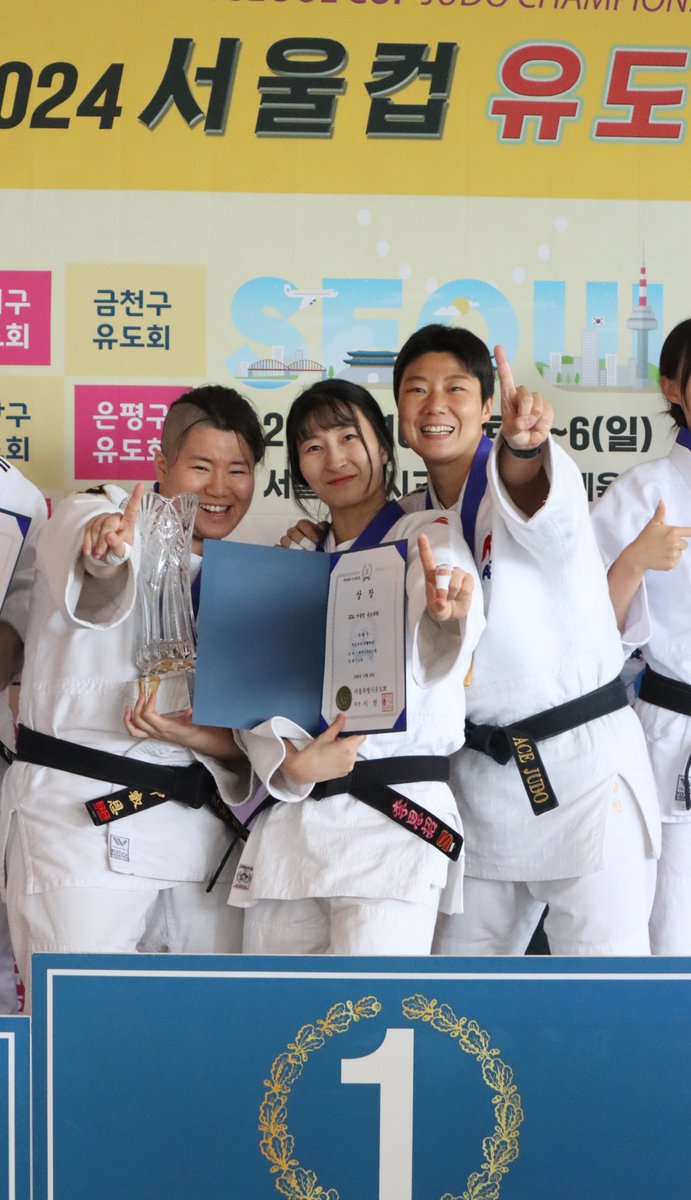 오늘 첫 단체전 금메달 따서 모두들 넘 기뻐했다.. 
나의 부족함도 멋진 팀원들이 메워주심.. 
행복한 추억이었음…