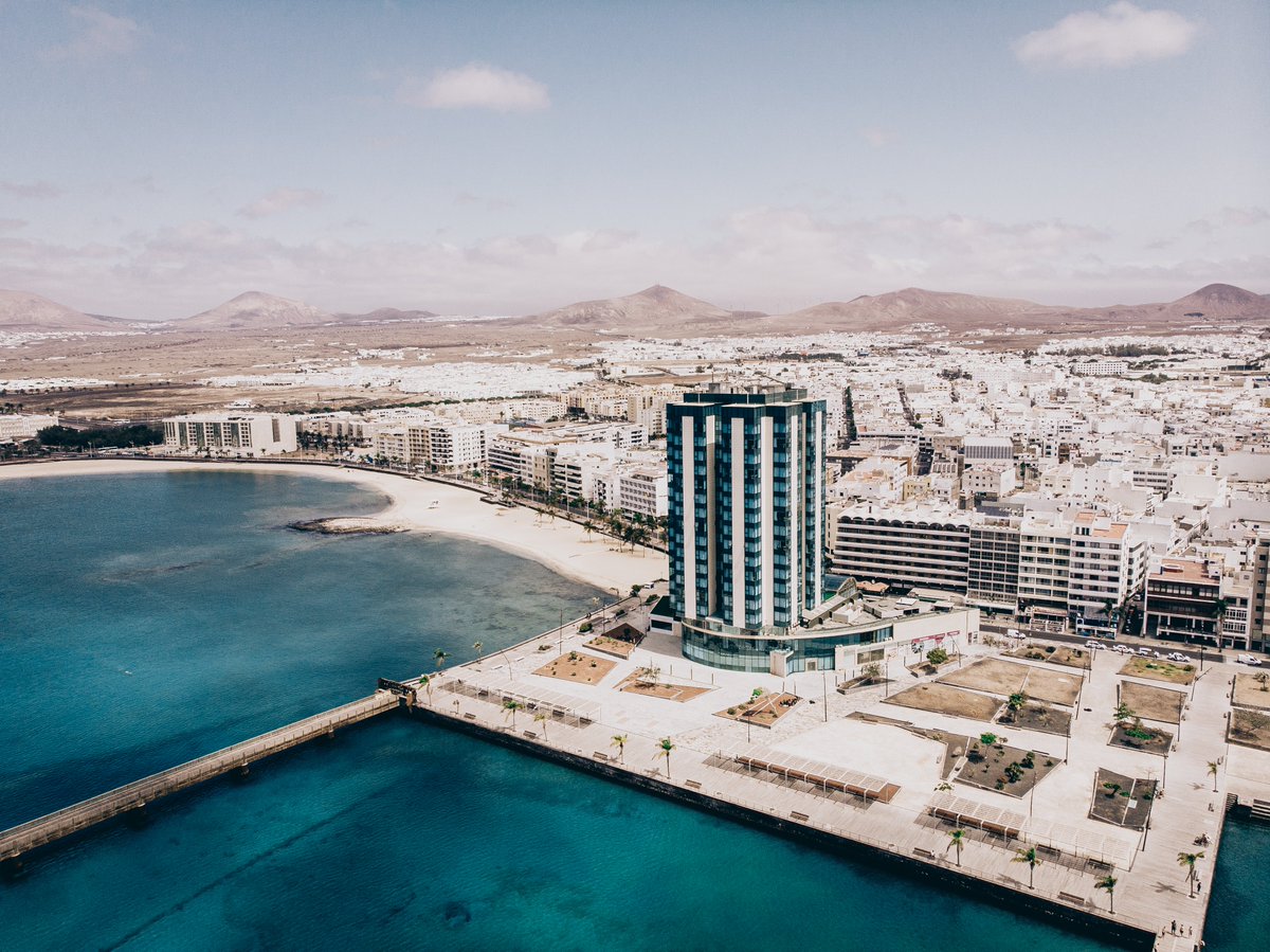 Vistas que enamoran, tranquilidad que envuelve. Así es la experiencia en el Arrecife Gran Hotel, un espacio donde la altura redefine el descanso. 🏙️

#ArrecifeGranHotel #Lanzarote #TurismoLanzarote #IslasCanarias #LanzaroteHotels #Spa #LanzaroteTourism
#LanzaroteDesdeLasAlturaS