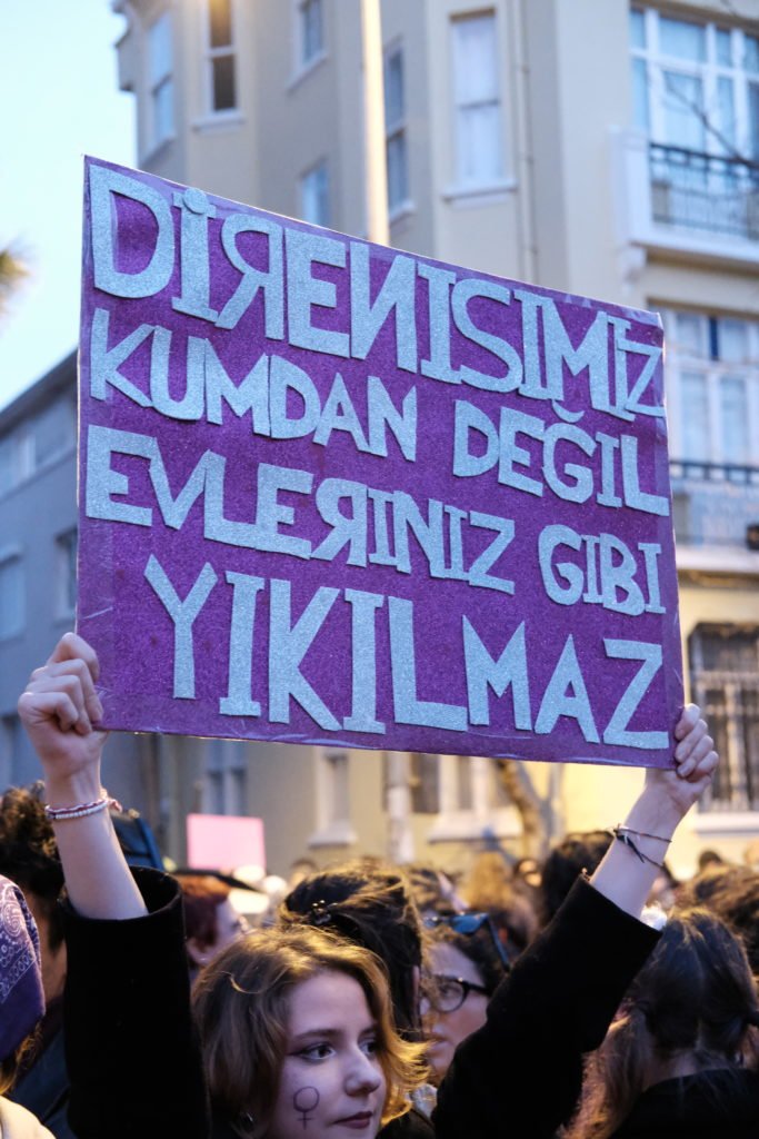 “DİRENİŞİMİZ KUMDAN DEĞİL, EVLERİNİZ GİBİ YIKILMAZ.”