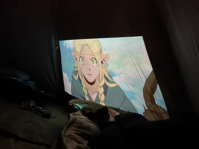 私が懸賞で当てたミニプロジェタクーで、テント内でアニメ観てる。快適テントすぎる。 