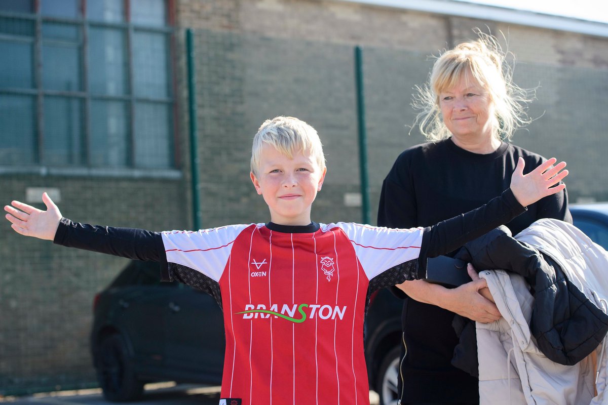 Poacher_The_Imp's tweet photo. 😍 It’s a pleasure to welcome so many young fans to Grassroots Day.
👍 Representatives from 30 local teams are here for the home game against Leyton Orient.
#WeAreImps | #LINLEY https://t.co/Xs3m1isQvy