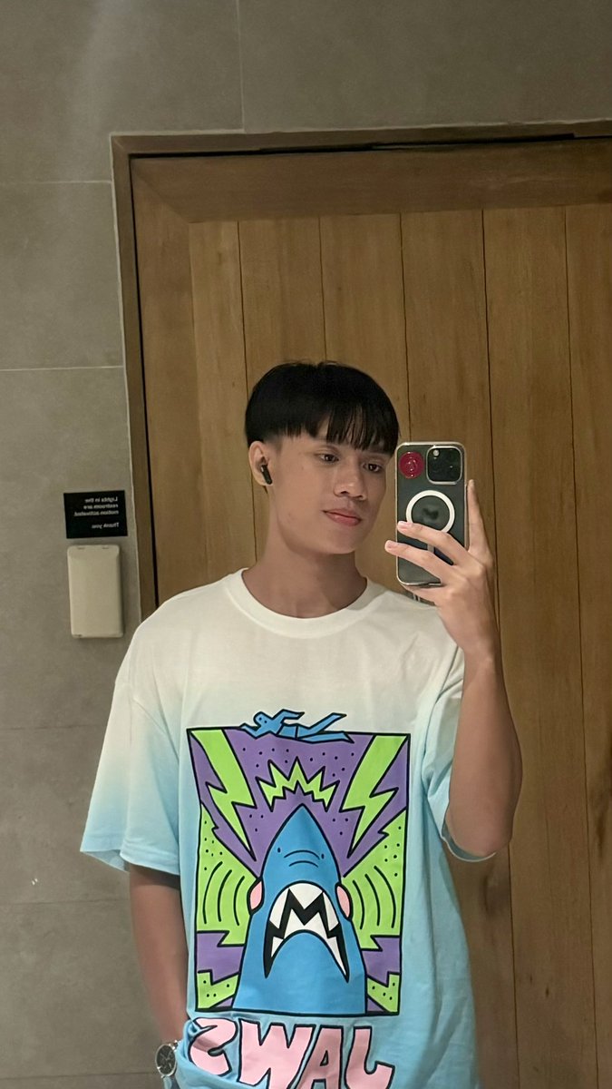 _cjferrer's tweet photo. Who’s the cute boy with a printed shirt https://t.co/UgQGXLGdFA