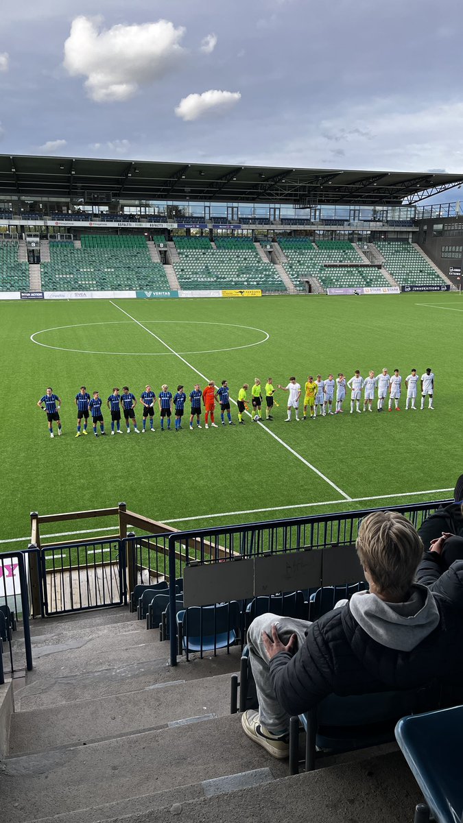 jkakonen's tweet image. Helmikuun treenipeleistä asti seurattu ressujen sesonkia, joka saattaa joko päättyä tänään tai jatkua vielä kahden pelin verran. Kahden maalin takamatkalta lähdetään kirimään toiseen osaotteluun. Muutama vahvistus edariringistä mukana #FCInter2 #SJKAkatemia2 #Kakkonen ➡️ #Ykkönen