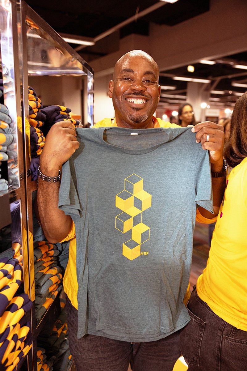 Whatcha wearing this weekend? That #RelativityFest shirt looks good on you! 📸 

Snap a pic in your Fest gear and share it using the #RelativityFest hashtag. Let's see those awesome tees in action! 🎉 

More Fest Photos: ow.ly/C2BS50TEE0n