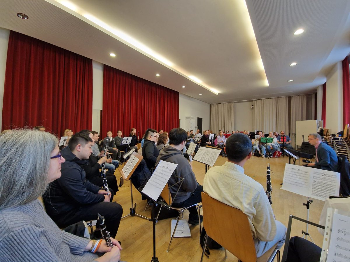SheffClariEns's tweet photo. Today's the day of the world record attempt! See what Sue's been up to throughout the day... 🎶

1. Rehearsals for today's world record attempt begin in an hour... 
2. Goody bag and armband ✨
3. Waiting... the excitement is building... 🤗
4. Firsts and E flats!

#clarinet https://t.co/K8qfgY65f1