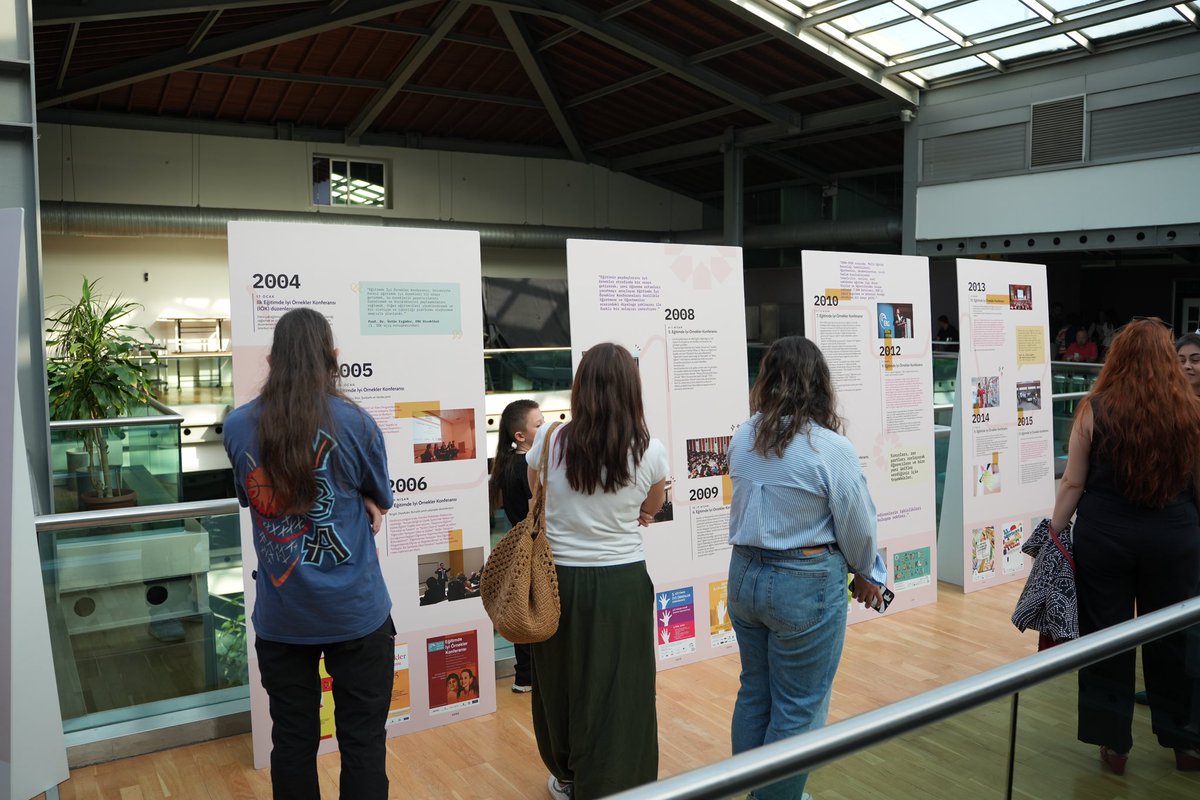 Bugün #DünyaÖğretmenlerGünü

Eğitimde İyi Örnekler 20. Yıl Özel Etkinliği’ni, bugün düzenlememiz elbette tesadüf değil. 🤩

Kuruluşumuzdan bugüne, öğretmeni yalnızca bilgi aktaran biri olarak değil, sürekli öğrenen, eğitimin sorunlarına yaratıcı çözümler geliştiren, toplumda