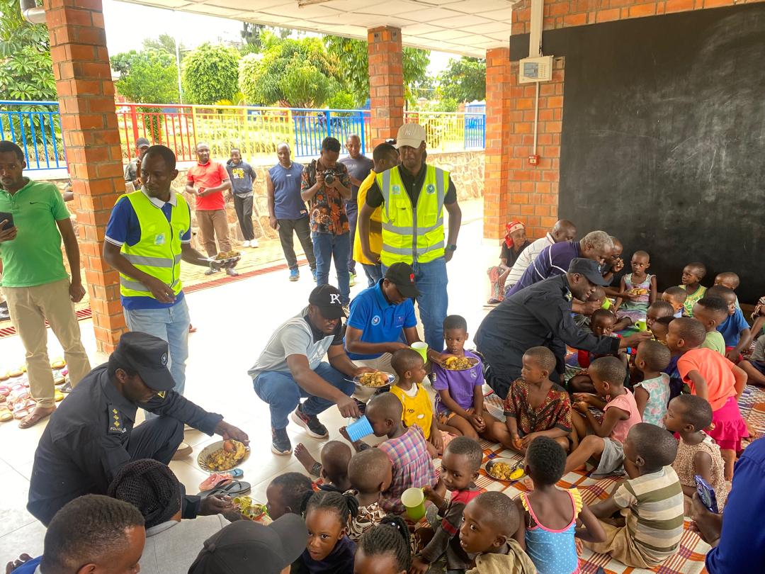 KigaliRyvcp's tweet photo. Bwana INGANGARE Alexis DEA @Nyarugenge yitabiriye ibikorwa by'urubyiruko hatangizwa Ukwezi kwahariwe Ibikorwa by'ubukorerabushake muri @SectorKigali hatewe ibiti muri gahunda #GreenRwanda hanategurwa indyo yuzuye mu kwirinda ingwingira ry'abana bato
@NyarugengeV @RwandaYouthVol1 https://t.co/aV8ZJfq8Jf