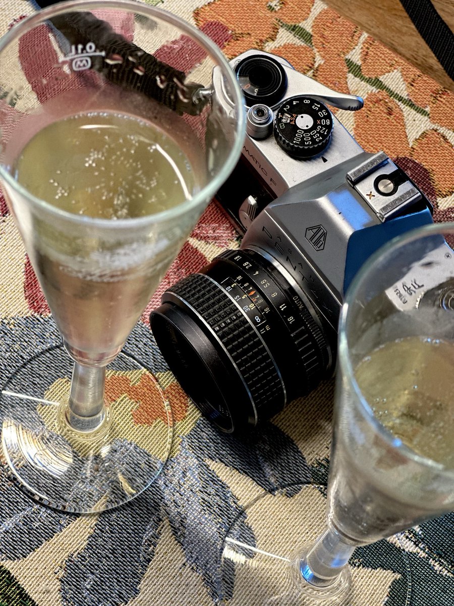freeoskar's tweet image. Wenn die Sonne lacht, Blende 8! #CamerasAndDrinks #Pentax #Spotmatic