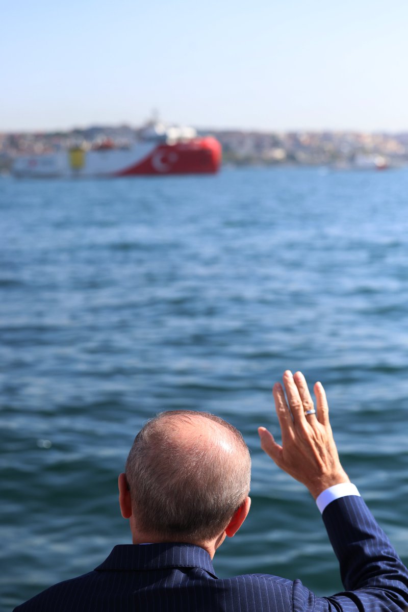 RTErdogan's tweet photo. Bugün Oruçreis araştırma gemimizi Somali’ye uğurladık.

2017 yılından beri ülkemize önemli hizmetlerde bulunan Oruçreis, artık Somali’de her biri 5’er bin kilometrekarelik alanı temsil eden 3 ruhsat sahasında sismik faaliyet yürütecek. 🇹🇷🇸🇴                                        

On yıllardır çatışma, istikrarsızlık ve açlıkla anılan Somali bölgesi, Oruçreis’in keşifleri sonrasında artık ekonomik kalkınmayla, refahla, huzurla gündeme gelecek.

Somali açıklarındaki sismik araştırma faaliyetlerimizden de Allah’ın izniyle müjdeli haberler alacağımıza inanıyorum.