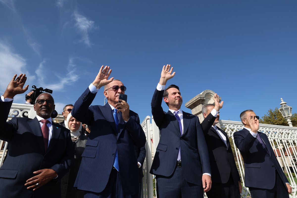 RTErdogan's tweet photo. Bugün Oruçreis araştırma gemimizi Somali’ye uğurladık.

2017 yılından beri ülkemize önemli hizmetlerde bulunan Oruçreis, artık Somali’de her biri 5’er bin kilometrekarelik alanı temsil eden 3 ruhsat sahasında sismik faaliyet yürütecek. 🇹🇷🇸🇴                                        

On yıllardır çatışma, istikrarsızlık ve açlıkla anılan Somali bölgesi, Oruçreis’in keşifleri sonrasında artık ekonomik kalkınmayla, refahla, huzurla gündeme gelecek.

Somali açıklarındaki sismik araştırma faaliyetlerimizden de Allah’ın izniyle müjdeli haberler alacağımıza inanıyorum.