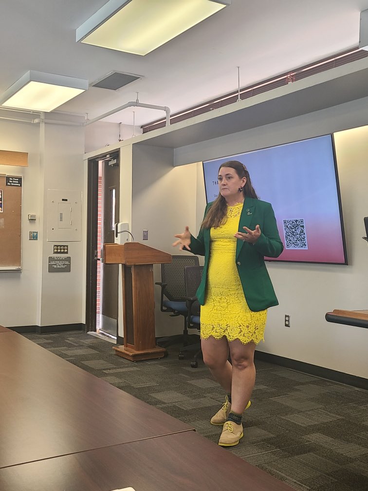 Thanks <a href="/UFPRDepartment/">UF Public Relations Department</a> @ufjschool @ufcjcgrad for hosting me at <a href="/uflorida/">Univ of Florida</a>. Thanks graduate students &amp; faculty  #researchfriday loved sharing about the @covidcommbook and local journalism  &amp; pr, crisis &amp; disaster #crisiscommunications #disaster #ruraljournalism thanks@rebeccafazer