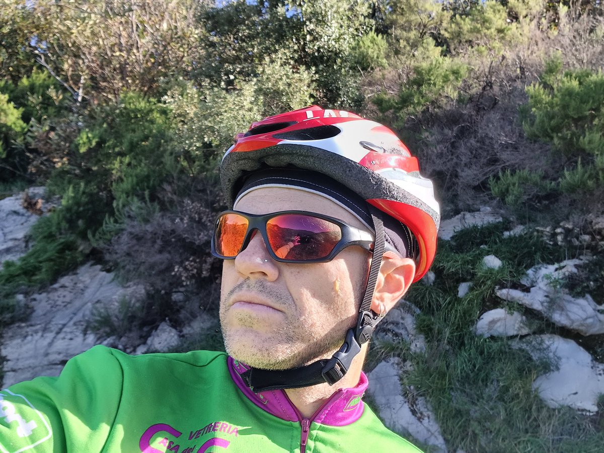 dvattuo's tweet photo. Riding a bike in the sun #mtb #noebike #Liguria #sport #cycling https://t.co/x4zRaY5o6K