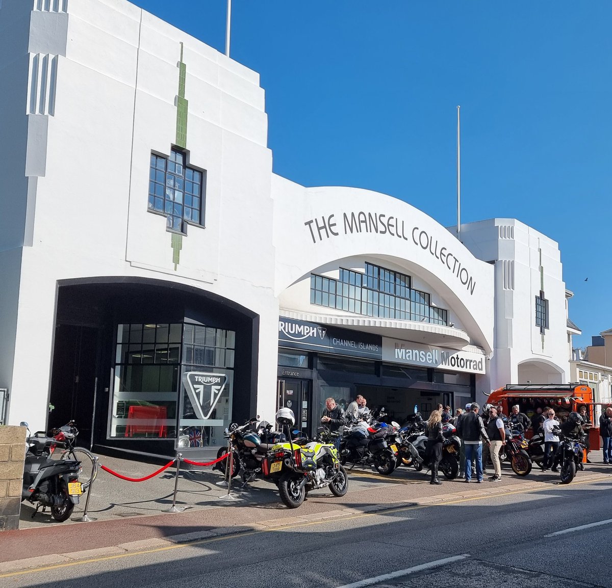 stpetercom1's tweet photo. Amazing afternoon at the latest biking Community meet. This time including refreshments and my chance to meet a personal hero. ๐ฆธโโ๏ธ๐ฎโโ๏ธ๐ซก Thanks if I got to meet and talk to you today. If not, maybe next time. #communitybiking Off to check the course for the Marathon now ๐๐๐ฏ๐ช https://t.co/NLRFElN9GI