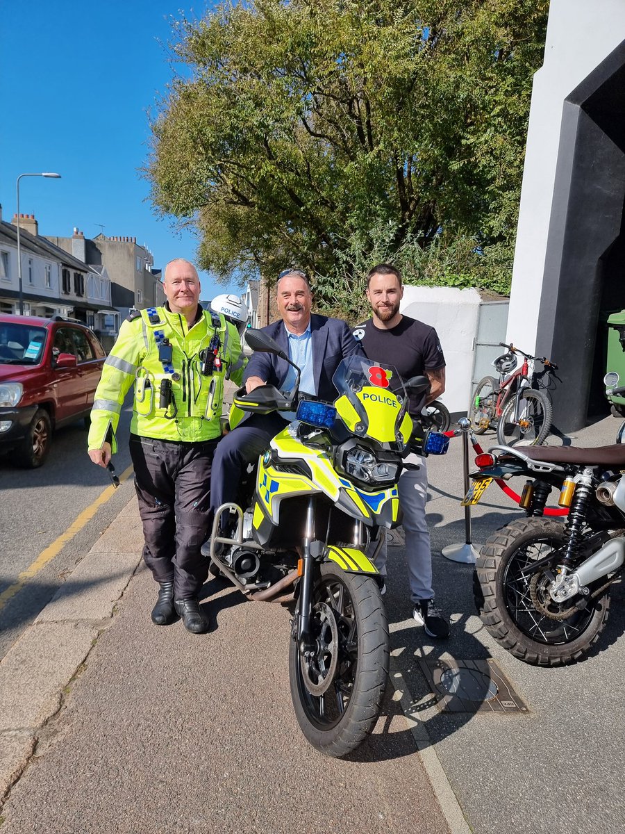 stpetercom1's tweet photo. Amazing afternoon at the latest biking Community meet. This time including refreshments and my chance to meet a personal hero. ๐ฆธโโ๏ธ๐ฎโโ๏ธ๐ซก Thanks if I got to meet and talk to you today. If not, maybe next time. #communitybiking Off to check the course for the Marathon now ๐๐๐ฏ๐ช https://t.co/NLRFElN9GI