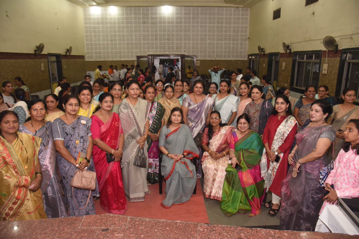 poonam_mahajan's tweet photo. अकोला येथे गजकेसरी बहुद्देशीय संस्थे तर्फे आयोजित मातृशक्ती जागर संवाद कार्यक्रमात ‘भारतीय महिला जीवनाची सामर्थ्यपूर्ण परंपरा’ या विषयावर उपस्थित डॉक्टर, आर्किटेक्ट, इंजीनियर यांच्या सारख्या व्यावसायिक महिलांच्या समूहाशी मनमोकळा संवाद साधला. https://t.co/lgUkjJGTM0
