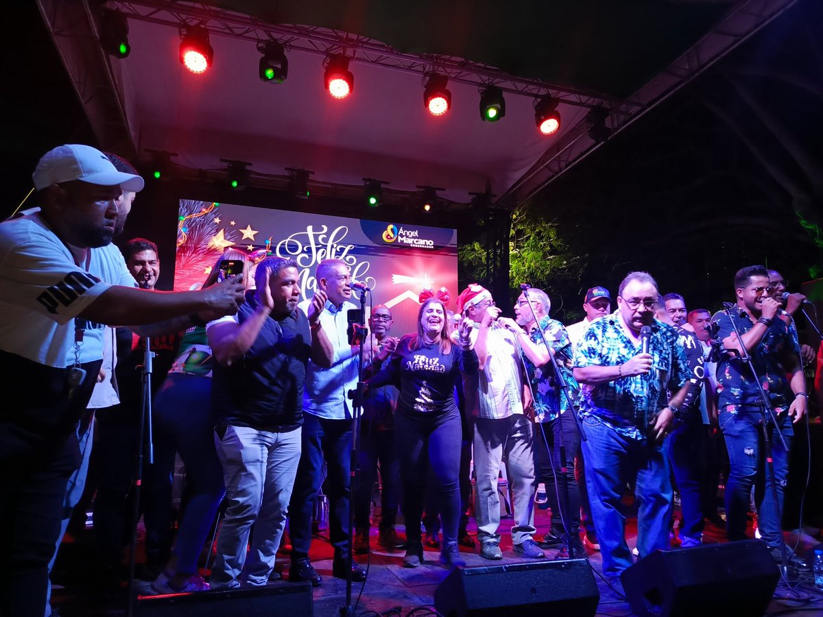 El gob. <a href="/amarcanopsuv/">Ángel Marcano</a> y su gabinete ejecutivo al ritmo de los Tradicionales de la Gaita, le dieron la bienvenida a la Navidad en Ciudad Bolívar; desde la Plaza Bolívar del municipio Angostura del Orinoco.
¡Felices fiestas! 🎄🌟
<a href="/NicolasMaduro/">Nicolás Maduro</a>
<a href="/brizcoroquin/">Brizeida Quiñones</a>
<a href="/JesusLeonPCV/">Jesús León</a>