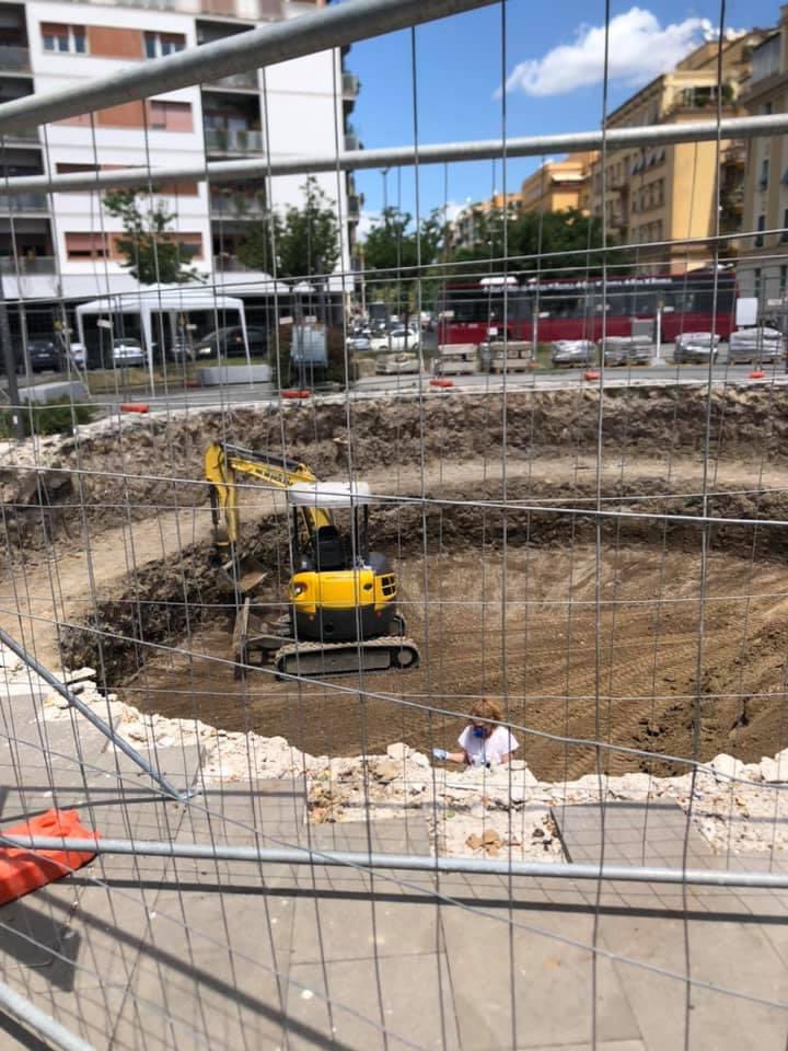 LA FONTANA DI PIAZZA BAINSIZZA È FINALMENTE DEL COMUNE
👉 A 3 anni dalla sua costruzione…

Questa foto è del 1 luglio 2021. Erano iniziati i lavori di costruzione del Monumento ai Marinai d’Italia. Da ieri la fontana è del Comune di Roma.

🦎

#AlPrimoSensoCivico