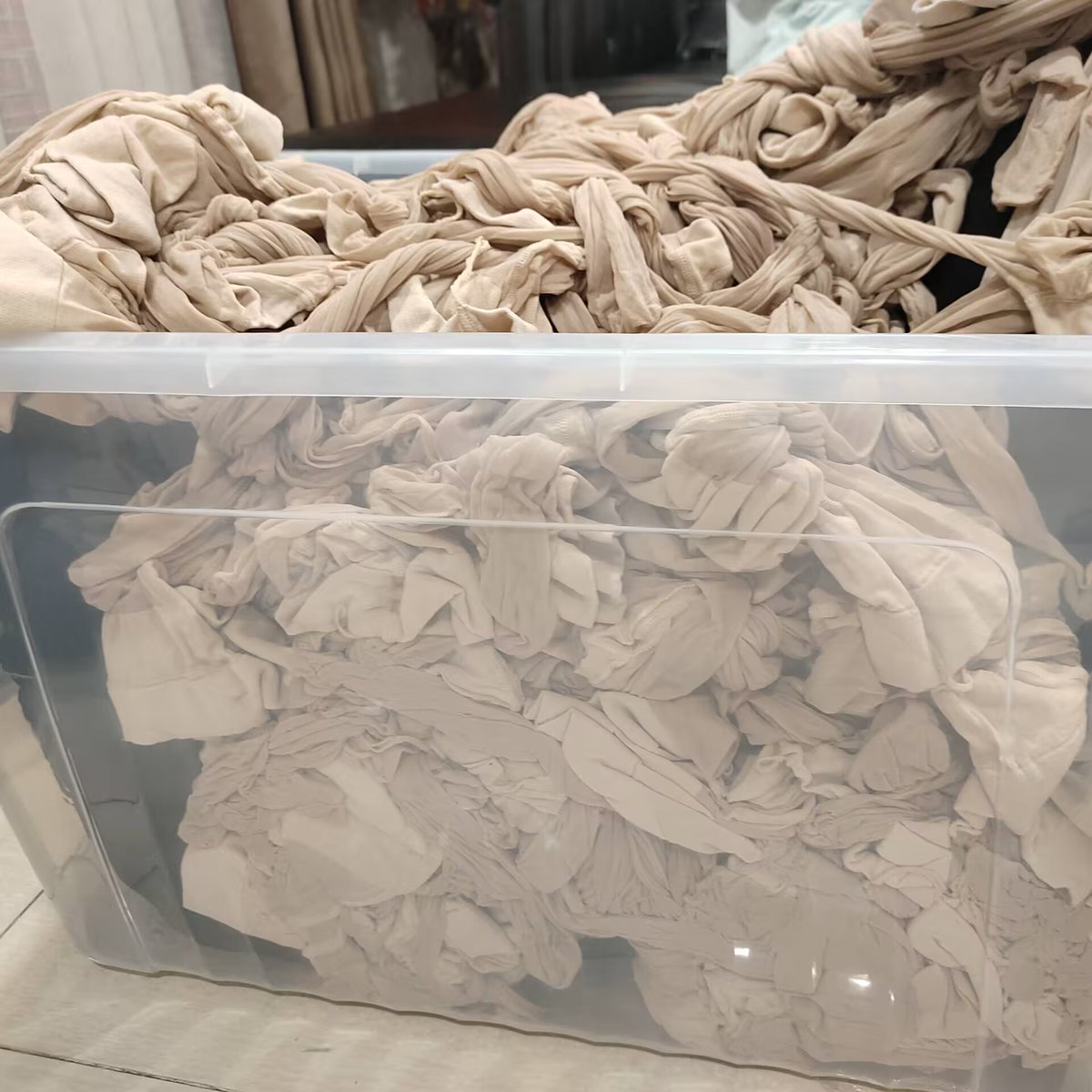 战败感言：
五十层的丝袜全包！
为了不把自己整死所以选择了比较宽松的丝袜睡袋
但是全部包完之后也只是勉强能呼吸的程度（咱肺活量7000）
甚至都被包成圆的了（）
丝袜摩擦的静电差点把自己和包工都电似（）
工作人员：
<a href="/YellowLing_/">Yellow_Ling黄苓</a> 
<a href="/jiao17351426/">十六夜卜夜</a> 
<a href="/yujia03171454/">啦啦啦种太阳捏</a>