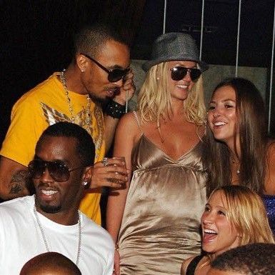 LA NOCHE EN LA QUE NADIE LE CREYÓ A BRITNEY SPEARS 💔 
En 2007, mientras celebraban el cumpleaños de Casandra Ventura (ex pareja de Diddy), tuvieron que sacar en brazos a Birtney Spears y la prensa asumió que se debe a que ella era alcohólica.
Hasta el día de hoy, ella afirma que