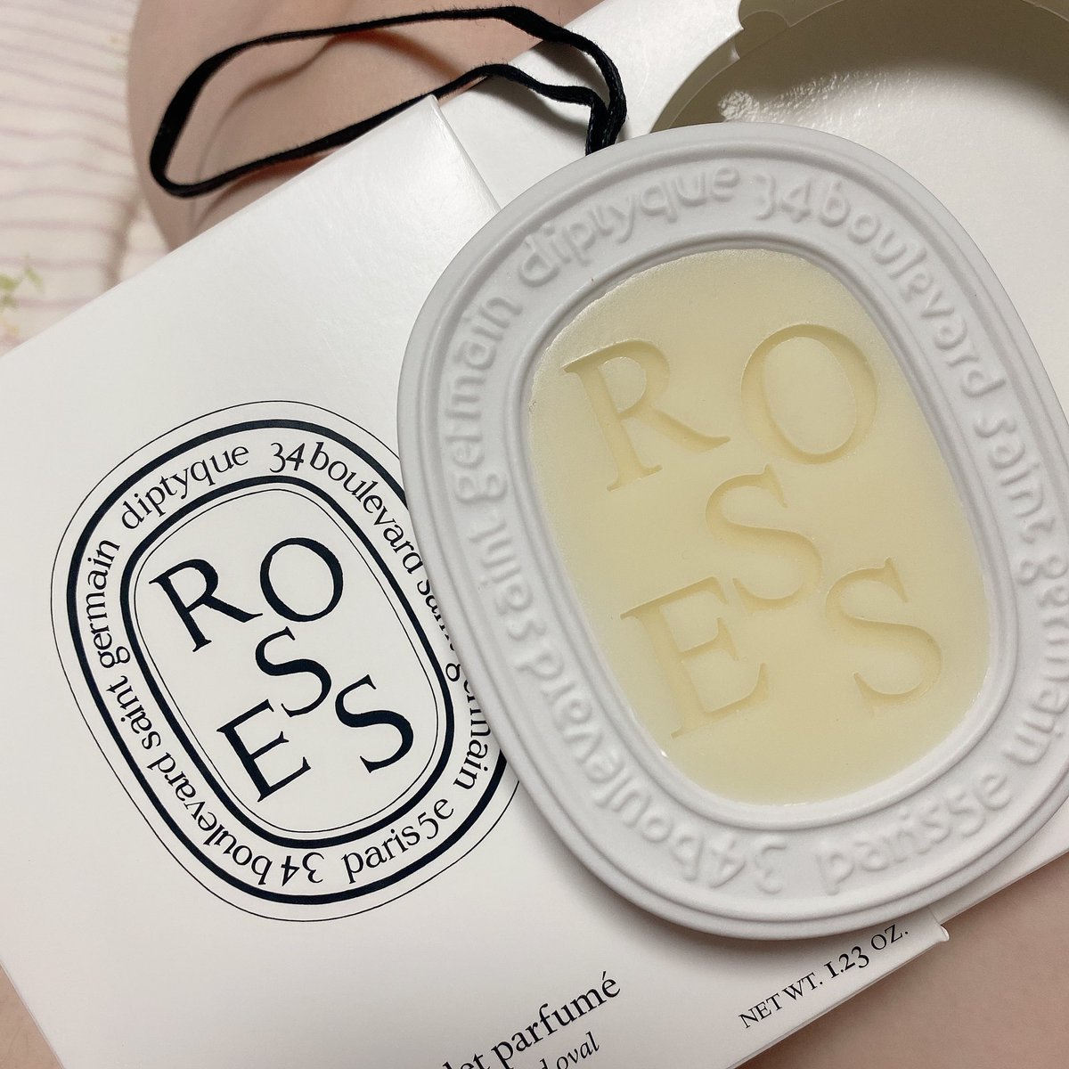 ty_on_kh's tweet photo. #コスメ購入品 #フレグランス購入品 
diptyque 香りのオーバル ローズ

クローゼットや引き出しの中に入れられる香りが欲しくて、おしゃれすぎるこれに手を出してみました🫶🏻優しく香るフローラル系に𓂃🥀𓈒𓏸外側の陶器はインテリアやタオル掛けとして再利用おすすめらしい！おっしゃれ〜✨️ https://t.co/tt8JNHB1eU