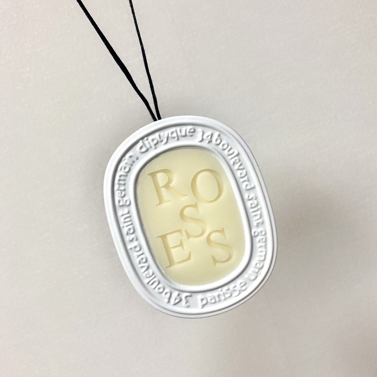 ty_on_kh's tweet photo. #コスメ購入品 #フレグランス購入品 
diptyque 香りのオーバル ローズ

クローゼットや引き出しの中に入れられる香りが欲しくて、おしゃれすぎるこれに手を出してみました🫶🏻優しく香るフローラル系に𓂃🥀𓈒𓏸外側の陶器はインテリアやタオル掛けとして再利用おすすめらしい！おっしゃれ〜✨️ https://t.co/tt8JNHB1eU