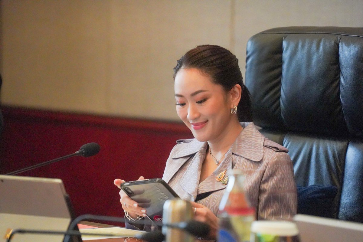 Thavisin's tweet photo. สคริปต์จำเป็นมั๊ยในฐานะผู้นำประเทศ

ความสำคัญในคำพูดของผู้ดำรงตำแหน่งนายกรัฐมนตรีควรมีความผิดพลาดน้อยที่สุด ตั้งแต่ข้อมูล ชื่อตำแหน่ง ตัวย่อหน่วยงานราชการ ผมเองไม่ได้เทรนมาเป็นนักพูด อยู่ภาคธุรกิจมาตลอด ถ้าต้องพูดโดยไม่มีสคริปต์ ก็คงใช้ศัพท์ที่เคยชินซึ่งอาจจะไม่ถูกต้อง

การเตรียมสคริปต์ ทำให้มีเวลาในการทบทวนเนื้อหา ทั้งที่กลั่นกรองจากความคิดตัวเอง ทั้งเนื้อ���าที่มาจากทีมงานที่เชี่ยวชาญในเรื่องนั้น ๆ รวมถึงส่วนที่ให้ข้าราชการผู้จะนำไปปฏิบัติช่วยดูให้รัดกุม  เพราะคนที่เป็นนายกฯไม่ใช่แค่พูดแล้วจบ แต่ต้องเอาไปปฏิบัติได้จริงด้วย ดังนั้นสคริปต์ที่รัดกุมสำคัญมาก

สำหรับผม substance over style  
เรื่องอ่านสคริปต์หรือไม่อ่านเป็นแค่ style ครับ