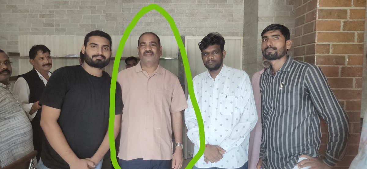 anilkum92209208's tweet photo. आज 5 अक्टूबर 2024  की लेटेस्ट न्यूज़ 👍

आज फूलपुर  लोकसभा के bjp सांसद माननीय प्रवीण पटेल जी से हिमांशु चतुर्वेदी और जेलेनशिकी  की  उनके प्रयागराज कार्यालय में सकारात्मक मुलाकात हुई।
लेखपाल अनुपूरक परिणाम लेने का एक सार्थक प्रयास। https://t.co/rokROHwCxj