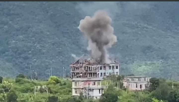 TostevinM's tweet photo. Myanmar junta reportedly carrying out multiple bombing raids on Thantlang in battles against Chin state opposition forces. The junta has turned more to air strikes as its overstretched forces struggle across the country #WhatsHappeningInMyanmar https://t.co/ewUMUfqQ77