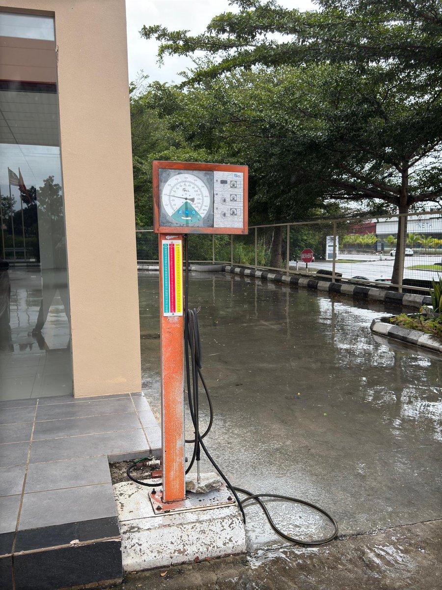 zalyazahari's tweet photo. I'm pretty sure ramai girls tak pandai isi angin dekat petrol pump kan ? Meh i nak share cara nak isi angin untuk orang yang tak tahu --- https://t.co/1mn0fmYwkq