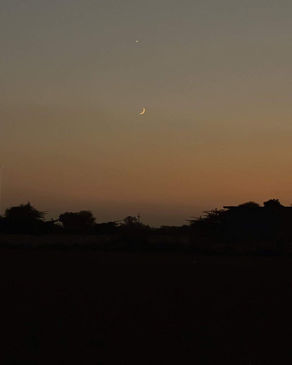 zeeaurav's tweet photo. we fell in love in october (venus and moon) https://t.co/J5plOT8DXS