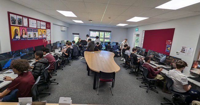 BromsSchool's tweet image. A superb morning showcasing coding, computer maintenance and esports during our 13+ Open Morning. 

A very busy day and glorious weather here on campus, with students enjoying the incredible range of co-curricular activities available. #BromsCompSci #BromsActivities