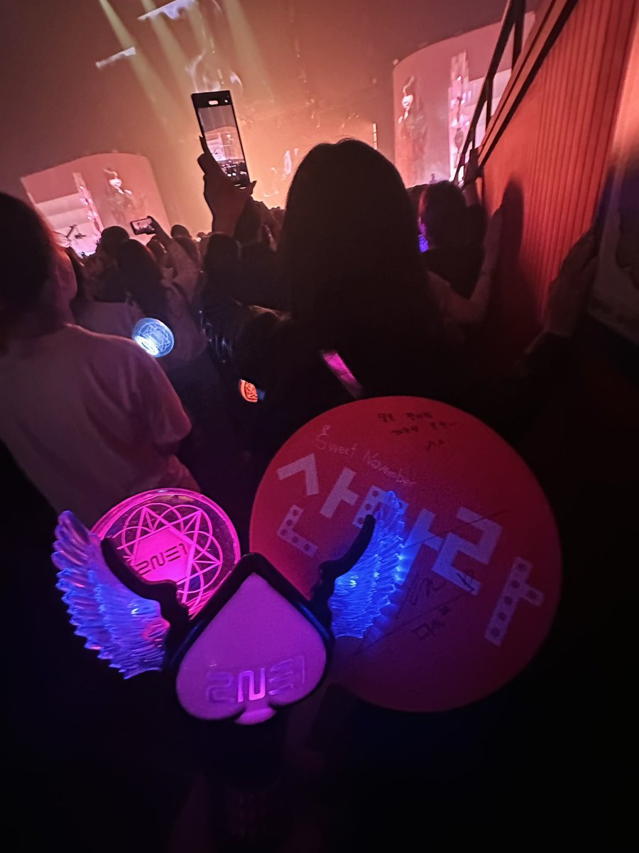 21SweetNovember's tweet photo. 정말 오랜만에 행복했습니당☺️

앵콜콘 예약예약!

내일도 화이팅👏🏻👏🏻 

@krungy21 🫰🏻💙

#투애니원 #2NE1 #Welcomeback2ne1 #CL #씨엘 #공민지 #민지 #산다라박 #산다라 #박봄 #봄 https://t.co/z3WolaSC3g