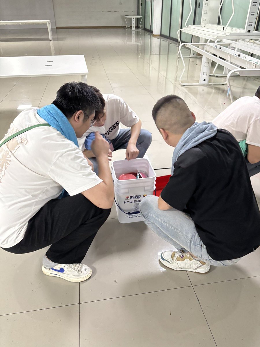casio111921's tweet photo. PAOCC extends its thanks to DSWD for providing toiletries and clothes for the foreign detainees from the raided 3D Analyzer Technologies POGO company. https://t.co/xCOGuzDaHJ