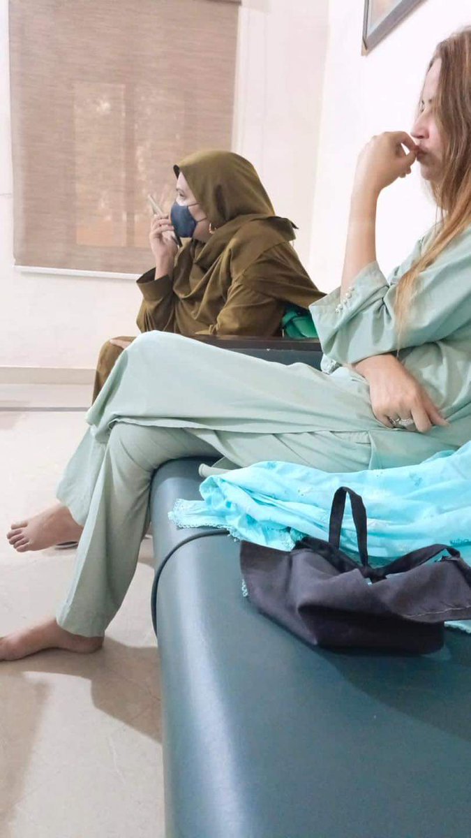 زرتاج گل کےبارے میں واویلا کرنے والے کہ اسے جوتا بھی پہننے نہیں دیا گیا اس وقت کیوں بغلیں بجا رہے تھےجب مریم نواز کے جیل سیل میں کیمرے لگائےگئے تھے؟ یہ لوگ اس وقت بہت زیادہ خوش تھےجب <a href="/MaryamNSharif/">Maryam Nawaz Sharif</a> کو بیٹی کے سامنے گرفتار کیا گیا
آج ان لوگوں کو کس منہ سے اخلاقیات یاد آآ رہی ہیں؟