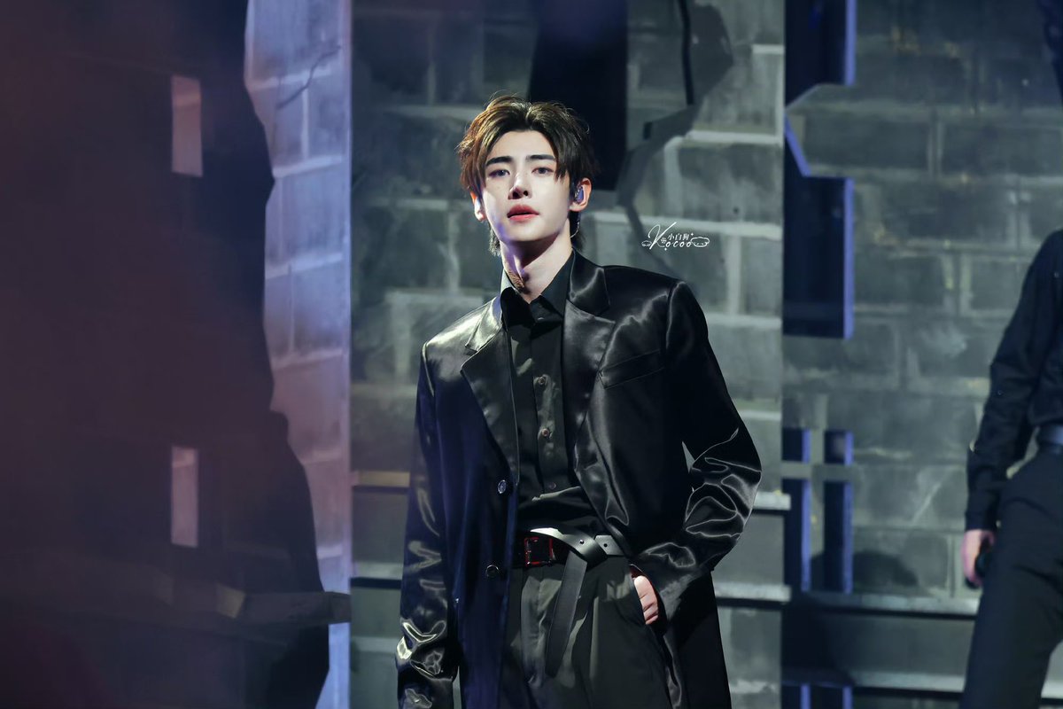 SummerQueen02's tweet photo. แทบทุกคนถ่ายซองฮุนออกมาเป็นแวมไพร์กันหมดเลยอะ บับสงสัยมาตลอดซองฮุนมีเชื้อสายแวมไพร์จริงๆมั้ยยังไง https://t.co/WmN8kNUN4n