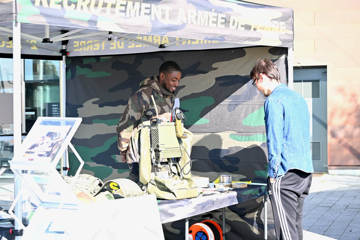 📷 #EnDirect

Vous êtes nombreux à venir rencontrer les militaires de l'@armeedeterre pour l'opération "à la rencontre des armées" au centre Alma à Rennes. 🪖

Santé, matériel, transmission, énergie opérationnelle, pompiers de Paris... Venez découvrir toutes les spécialités ! 💡