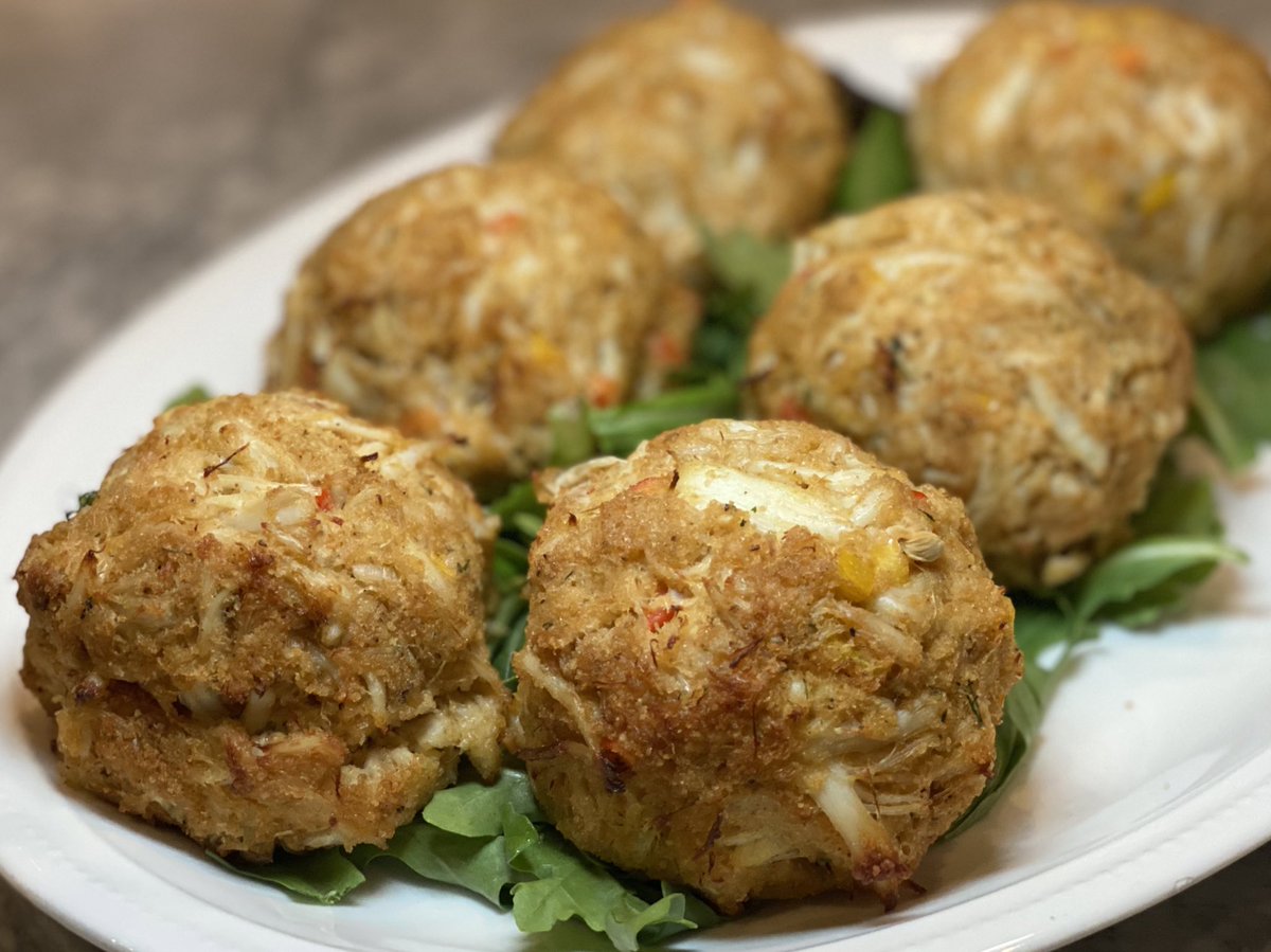 chefcourt1's tweet photo. These oversized crab cakes, made w/colossal crab meat, are requested weekly by my client. I love everything about my job! Food is definitely the ultimate love language! π₯°π #chefcourt1 #chefcourtneybrown https://t.co/2HwOtSSjqT