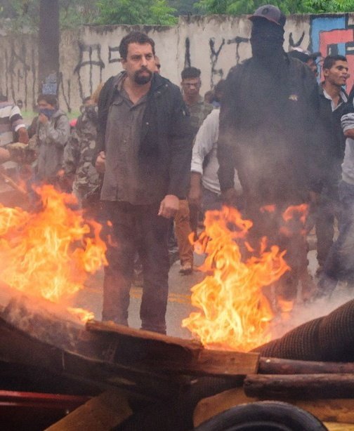 Esse LIXO aqui, mandaria vc para o paredão na primeira oportunidade q tivesse e vc aí defendendo esse LIXO, toma vergonha na cara, quem e de Direita jamais vai defender VAGABUNDO!