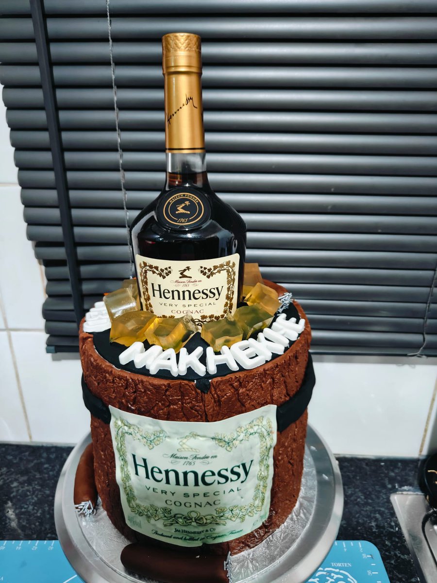 Nozee9206's tweet photo. Celebrating Darly Makhekhe wa di Bakers💃💃🍾🥂❤️

#TshepoMakhekhe https://t.co/MS6ZpVNZVy