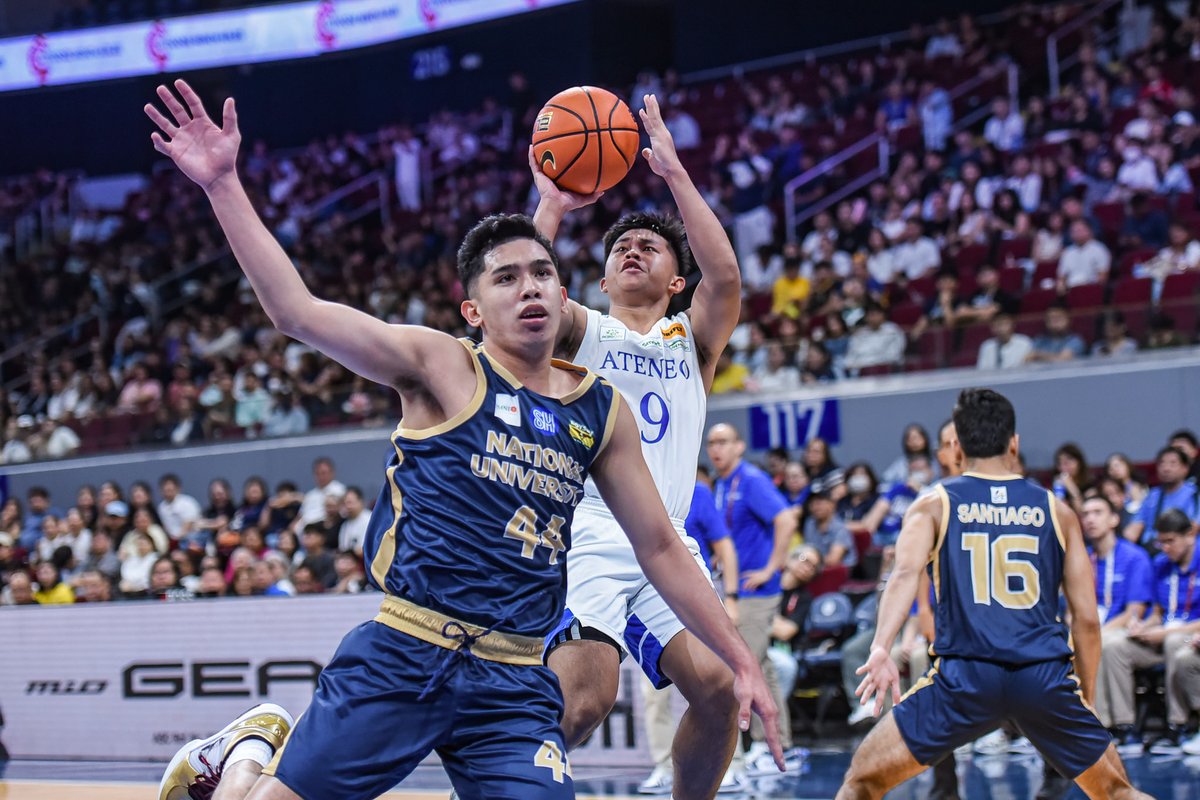 News5PH's tweet photo. Umangat sa 2-5 ang NU sa pangunguna nina #KenshinPadrones at #JakeFigueroa na nagtala ng 18 at 15 points.
Nasayang naman ang 17 at 15 points nina #AndrewBongo at #JaredBahay para sa Ateneo, na sumadsad sa 1-6. https://t.co/kRBubhDXbY