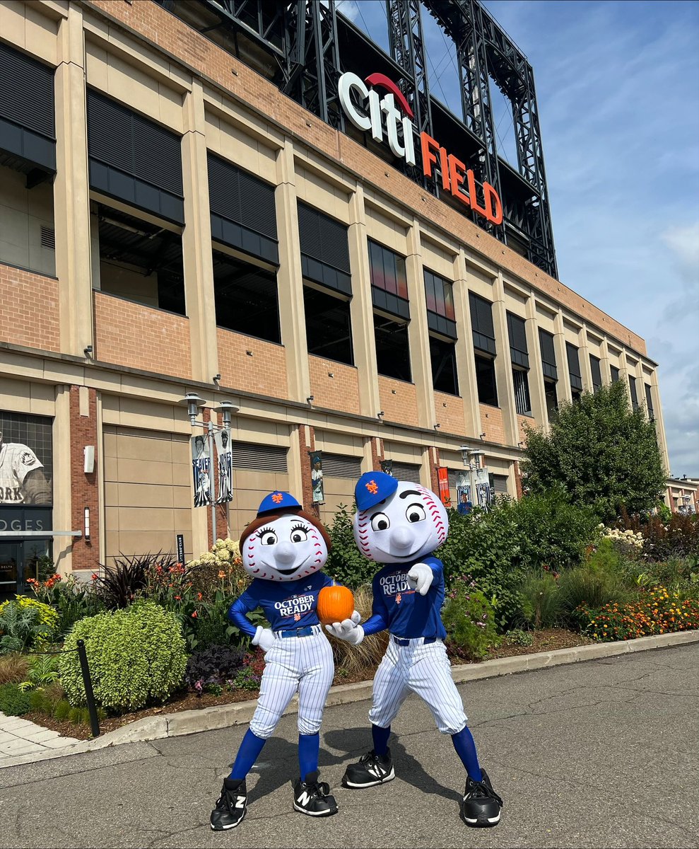 MrMet's tweet photo. October Ready with our Playoff Pumpkin in hand 🎃 #LGM https://t.co/a9072YA1jE