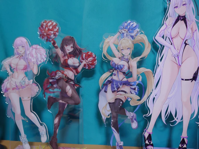プリマスタペが飾る場所なかったけどとりあえずグアムとロイヤルフォーチュン飾った! あとアクスタも飾った!