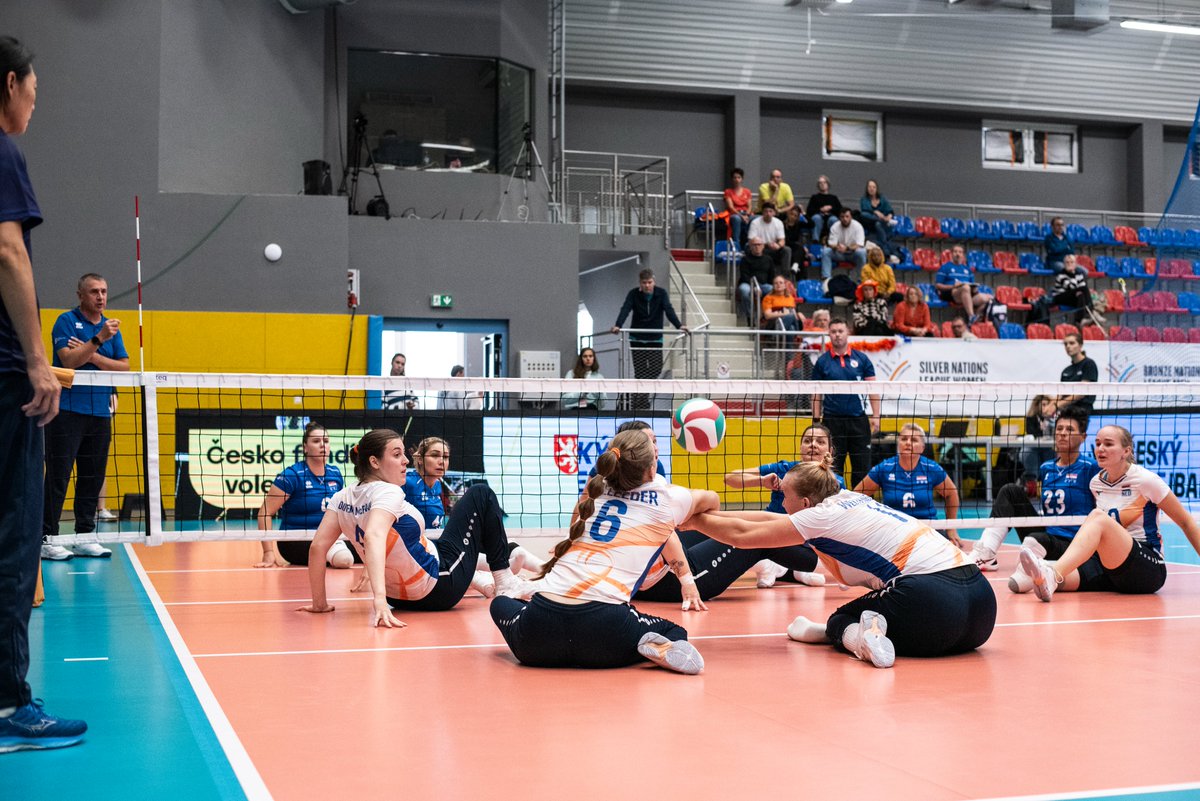 En dat is drie! Ook de derde wedstrijd van de Silver Nations League tegen Kroatië gaat met 3-0 naar ons: 25-16, 25-19 en 25-6.
Volgende wedstrijd: om 18.00 uur spelen we tegen Groot-Brittannië.
Meer over het toernooi: volleybal.nl/nieuws/teamnl-…
#teamNL #zitvolleybal
