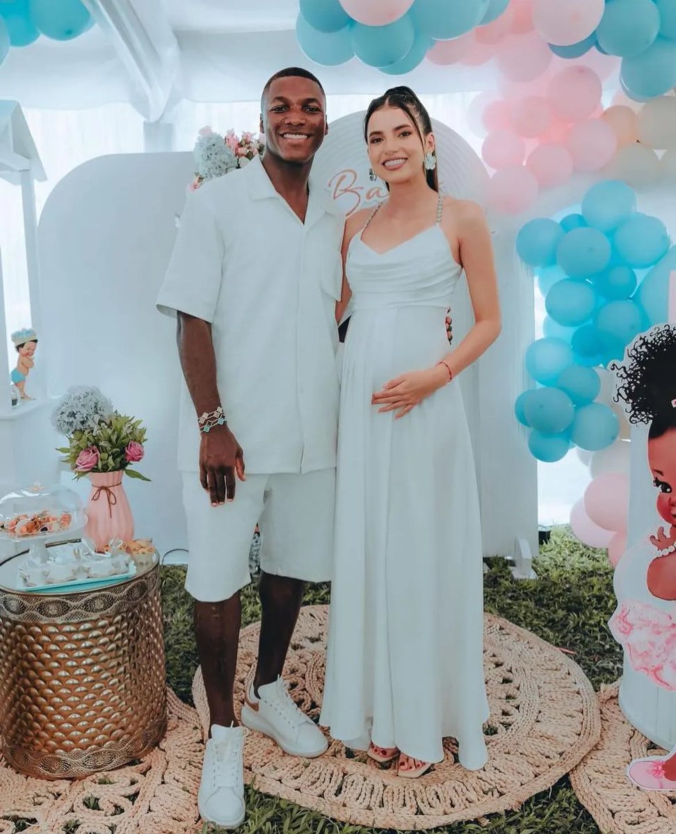 El amor estuvo desde antes de la fama y estas parejas del fútbol lo demuestran. Aquí va el hilo:

Moisés Caicedo 🇪🇨