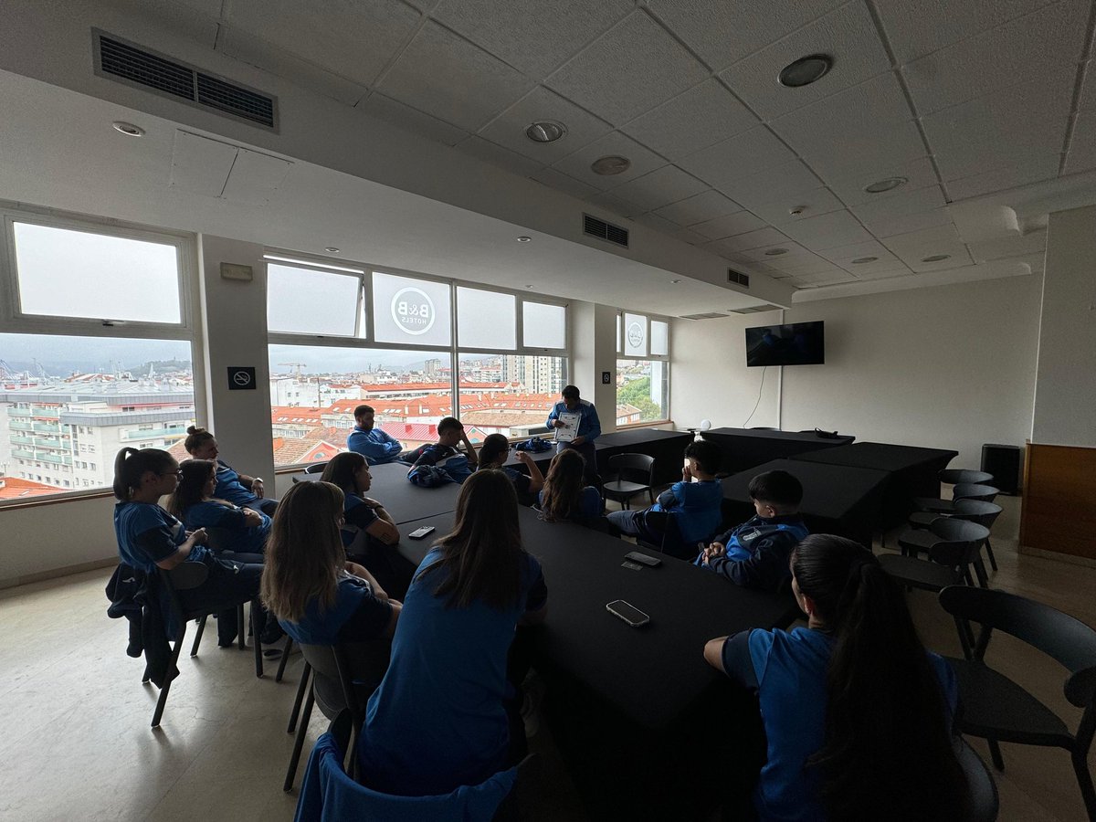Se acerca la hora del partido para nuestro primer equipo, que ha disfrutado de una gran comida y ahora está de concentración prepartido. 

VAMOS EQUIPO🔵⚪️