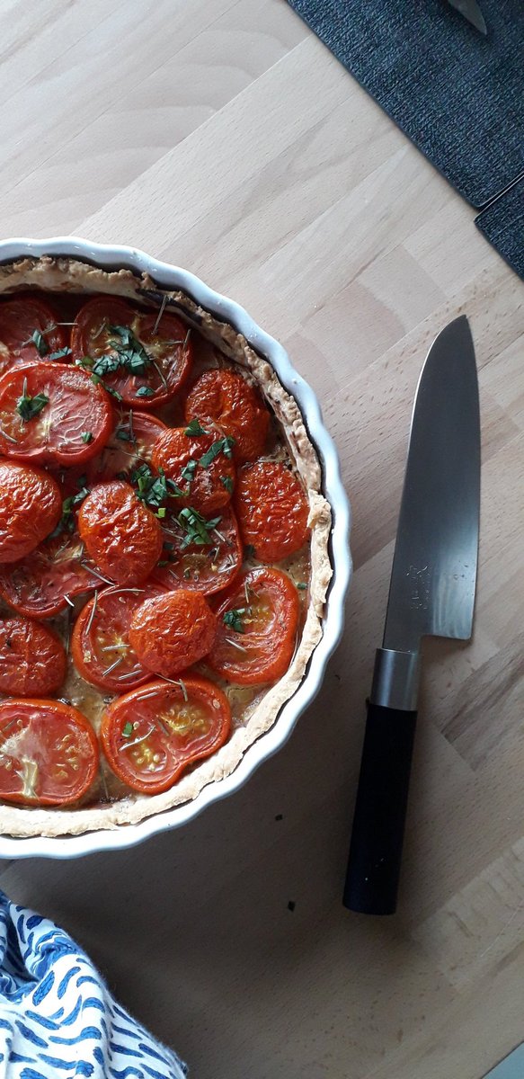 MSRpampille's tweet photo. Ma réponse au #quichegate.
Dernières tomates de la saison. Pâte moche, on dirait de la pâtée pour chien, garniture mise n’importe comment, un miracle que monsieur n’ait pas divorcé. https://t.co/dWvqRxMcD4