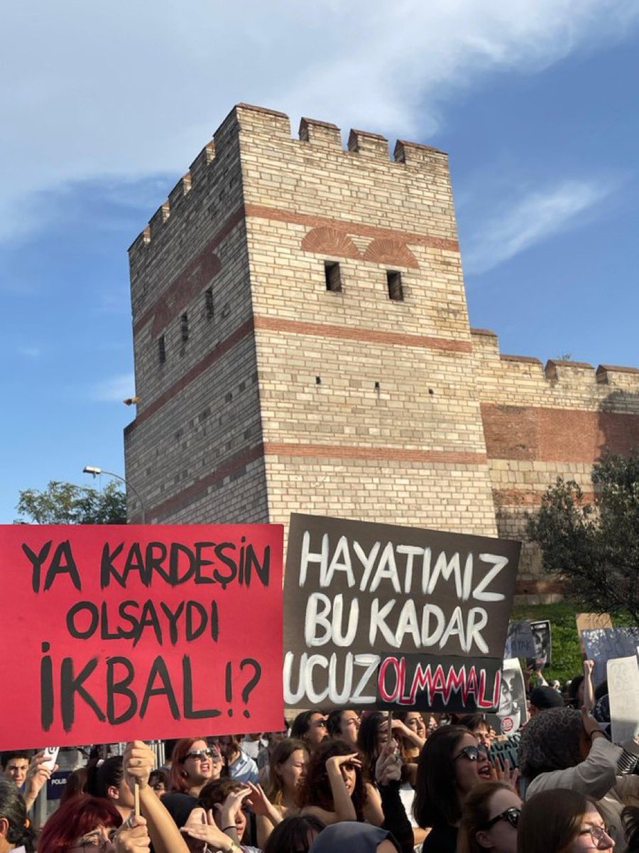 Thepresstr's tweet photo. İkbal Uzuner ve Ayşenur Halil’in katili Semih Çelik’in cinayeti işlediği yere çıkarak sloganlar atıldı! 

#AysenurHalil #ikbaluzuner #ikbaliçinadalet #cinayet #KadınCinayetleriPolitiktir #FreetheCitizens https://t.co/ndOFbCXFiG