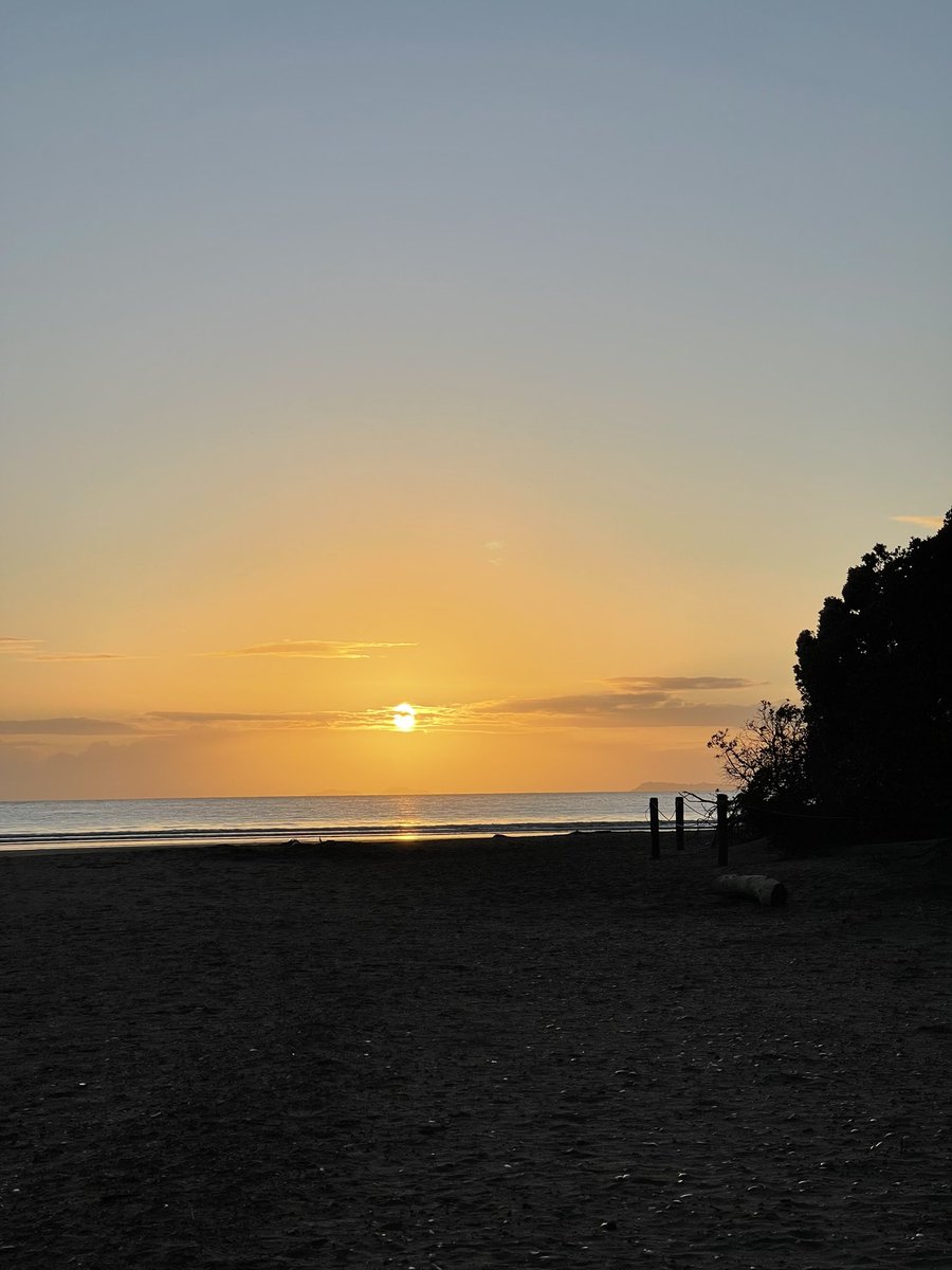 SheilaSimbajon's tweet photo. People are in your life for a reason. so don't ever regret something if it once made you the happiest person in the world.
#sunrise #longbay #auckland #NewZealand #nofilter https://t.co/4KJRMSdCmg